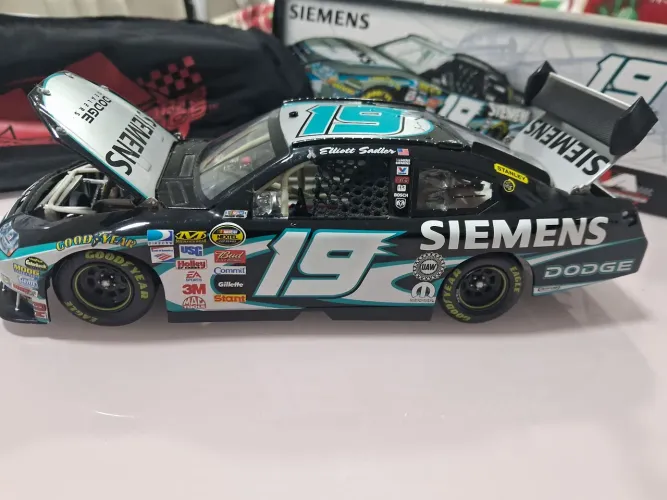 Miniatura Nascar Elliott Sadler #19