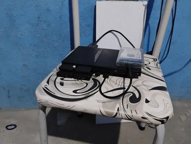 PS2 Slim Completo + 2 Controles Sem Fio + 2 Memory Cards (128MB e 8MB) + Cabos e Fonte