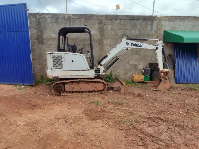 Vendo mini escavadeira Bob cat 325