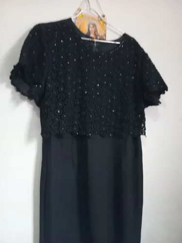 Vestido tubinho preto com detalhes bordado.