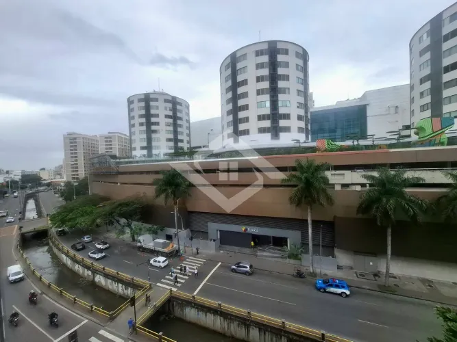 Vendo Apto 2 quartos de 64m2 com dependência.