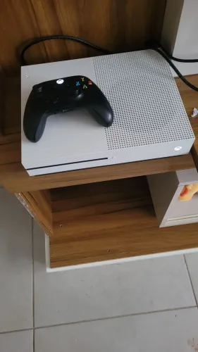Xbox One S - 500GB - Com controle e mais de 12 jogos internos