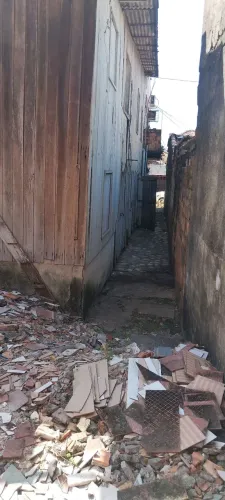 Vendo terreno fundos 18 X 6 área bem localizada.