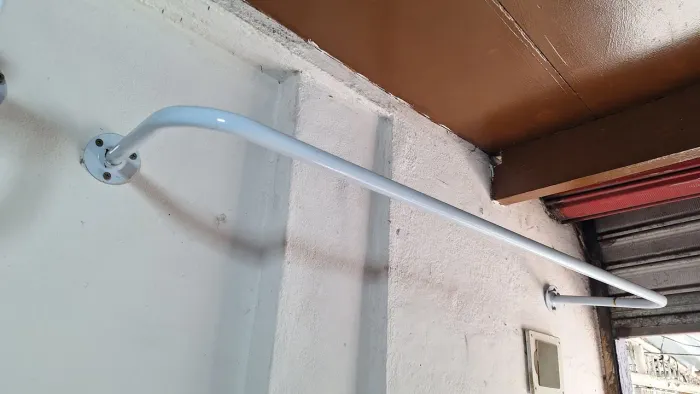 Vendo 1 arara de parede cabideiro