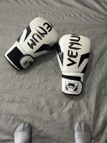Vendo luva venum nova n14 (ficou grande)
