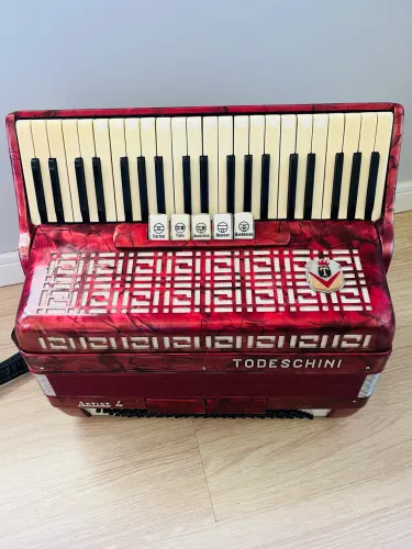 Acordeon Todeschini Artist 4 120 Baixos 