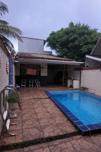 OPORTUNIDADE! Casa com piscina perto da praia | 3 quartos (2 suítes) | 240m²