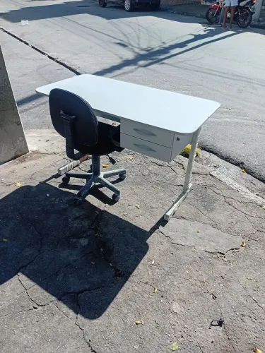 Mesa e cadeira