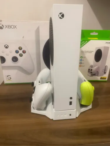 Xbox series S 2 controles originais, com base cooler+carregador, console novíssimo!!