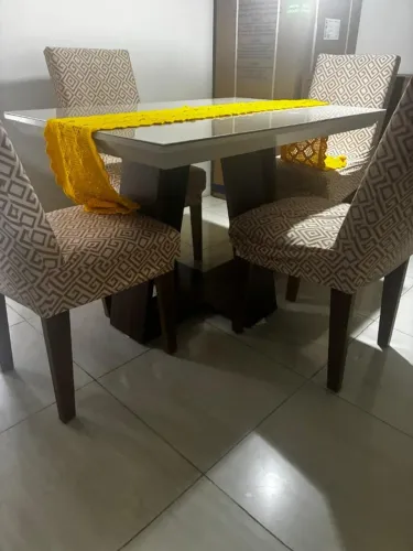 Mesa com tampão em laca, quatro cadeiras semi-nova. Aceito pagamento no cartão parcelado.