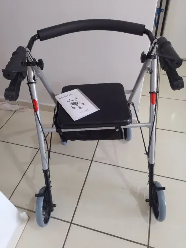 Andador 4 rodas e banco Dellamed usado somente uma vez