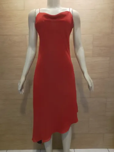 Vestido midi assimétrico vermelho vivo