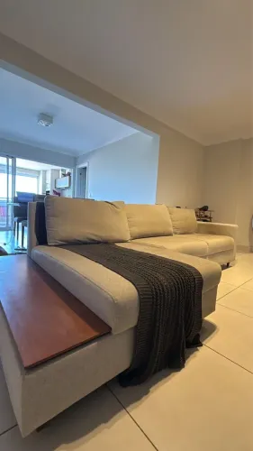 Sofá Meg 3 Lugares Com Chaise E Mesinha Lateral Madeira Mcç