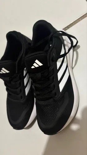 Tênis adidas 
