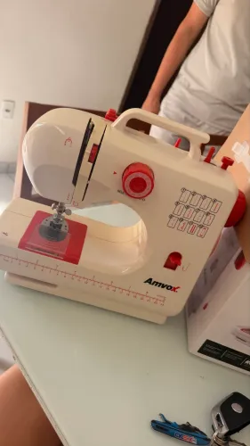 Máquina de costura portátil (com defeito)
