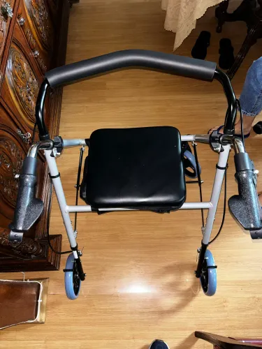 Andador de Alumínio Dobrável 4 Rodas com Assento suporta até 110kg D12 Dellamed