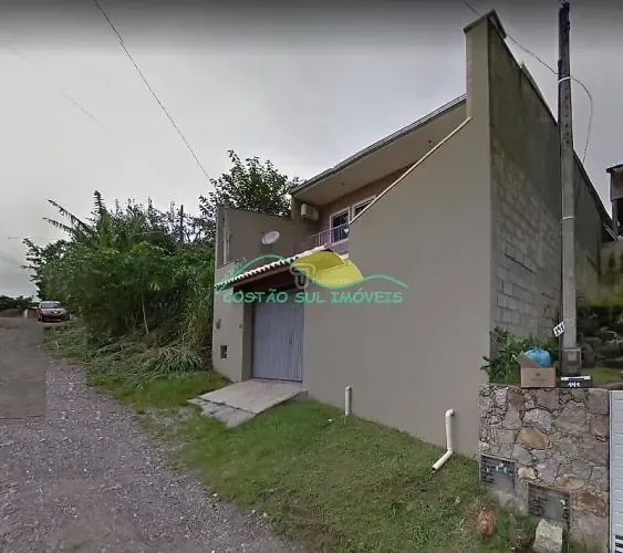 Confortável casa com dois quartos em terreno com duas frentes no Rio Tavares, Florianópoli