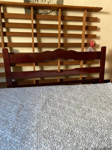 Cama de madeira casal.