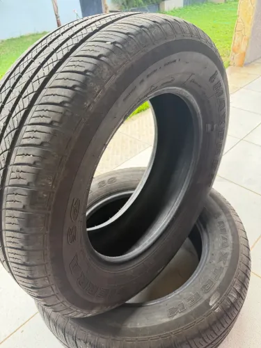 Dois pneus 265/60R18 quase novo