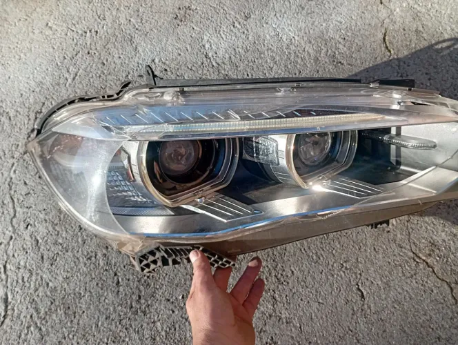 farol é de um BMW X5 (geração F15) ou BMW X6