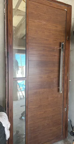Portas de alumínio na cor amadeirado 
