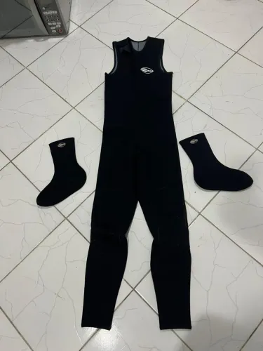 Roupa de mergulho neoprene + botinha + pé de pato (kit completo)