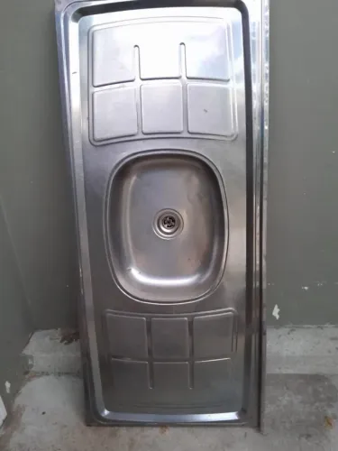 Pia em aço Inox com cuba em inox e enchimento da base em concreto sem balcão