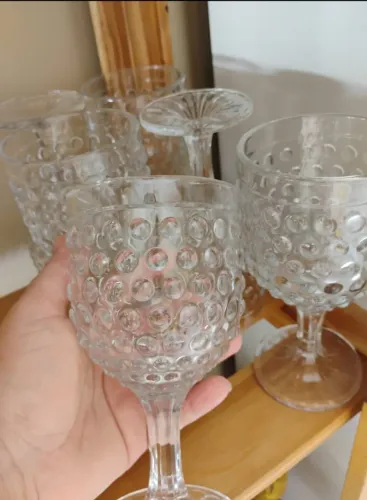 Taça de vidro e jarra de porcelana 