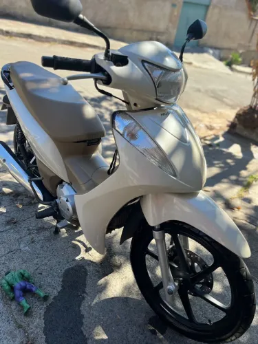 Honda Biz 125 em ótimo estado, econômica, confortável e perfeita para o dia a dia!