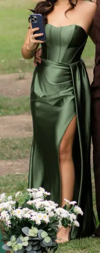 Vestido verde oliva com fenda