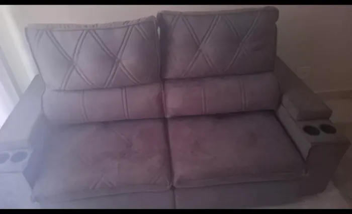 sofa retratil em suede moderno com porta copo embutido e braço deslizando