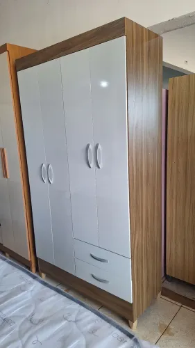 Guarda roupa de solteiro 4 portas 2 gavetas