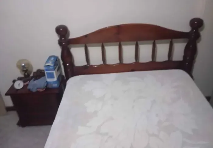 Cama de casal, madeira maciça, com criado mudo e colchão