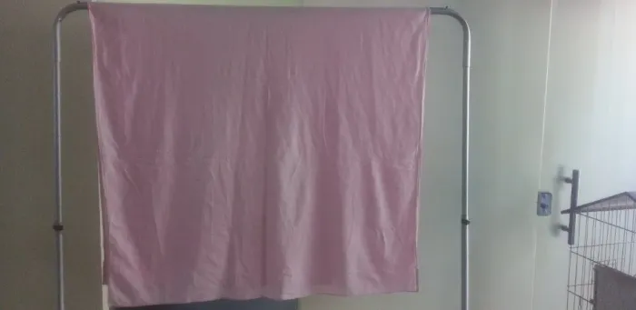 Lençol florido e virol liso para cama de solteiro seminovo.