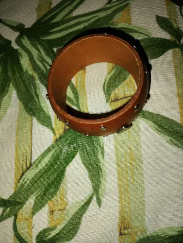 Bracelete em madeira decorado 