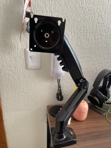 Braço articulado para monitor.