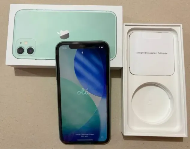 Vendo iphone 11 verde com carregador e fones novos.