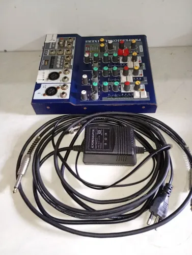 Mesa de som 4 canais mais fonte de alimentação marca Brivax excelente está de conservação