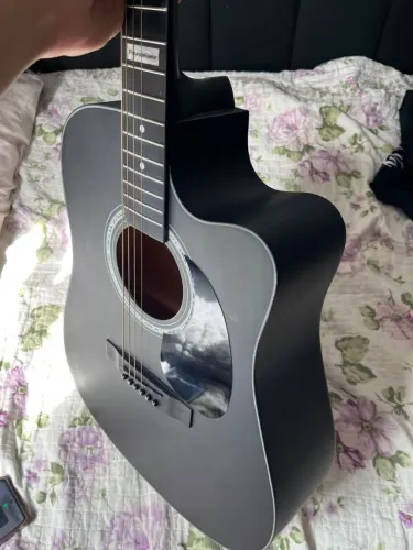 Violão Giannini eletroacústico.