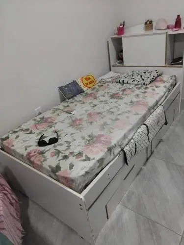 Cama Solteiro com baú, cama auxiliar e duas gavetas. Vai com colhão da cama auxiliar. 