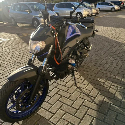 Moto muito nova tem só tem 13 mil rodados pneus novos