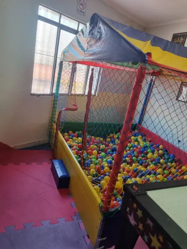 Pula pula e piscina de bolinha