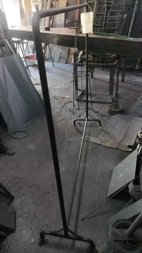 Arara de roupas com rodinhas. Altura: 1,50. Largura: 1,70.
