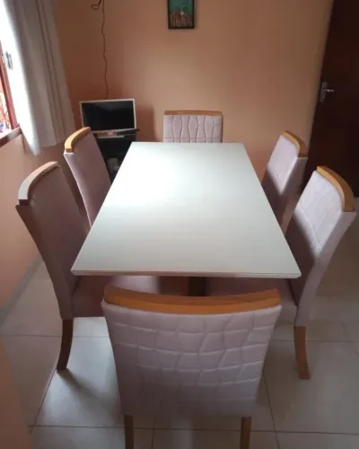 Conj de Mesa c/ 6 cadeiras estofadas + Aparador