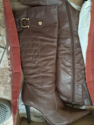 Bota bico fino salto alto