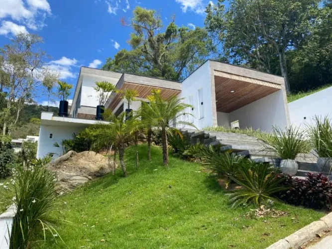 CASA ALTO PADRÃO EM CONDOMÍNIO FECHADO NO BAIRRO BARRA EM BALNEÁRIO CAMBORIÚ.