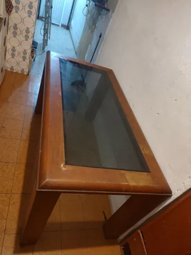 Mesa de madeira com tampo de vidro fumê