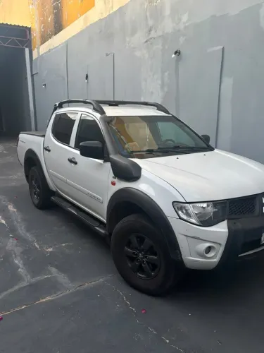 Mitsubishi L200 Triton Savana 3.2 CD TBI Dies. Mec. 2015