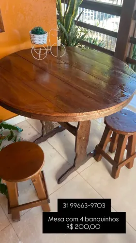 mesa redonda com 4 banquinhos