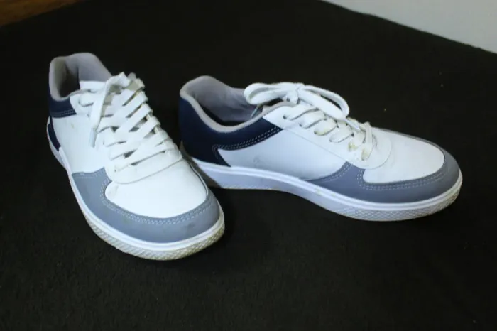 Par de sapatos brancos